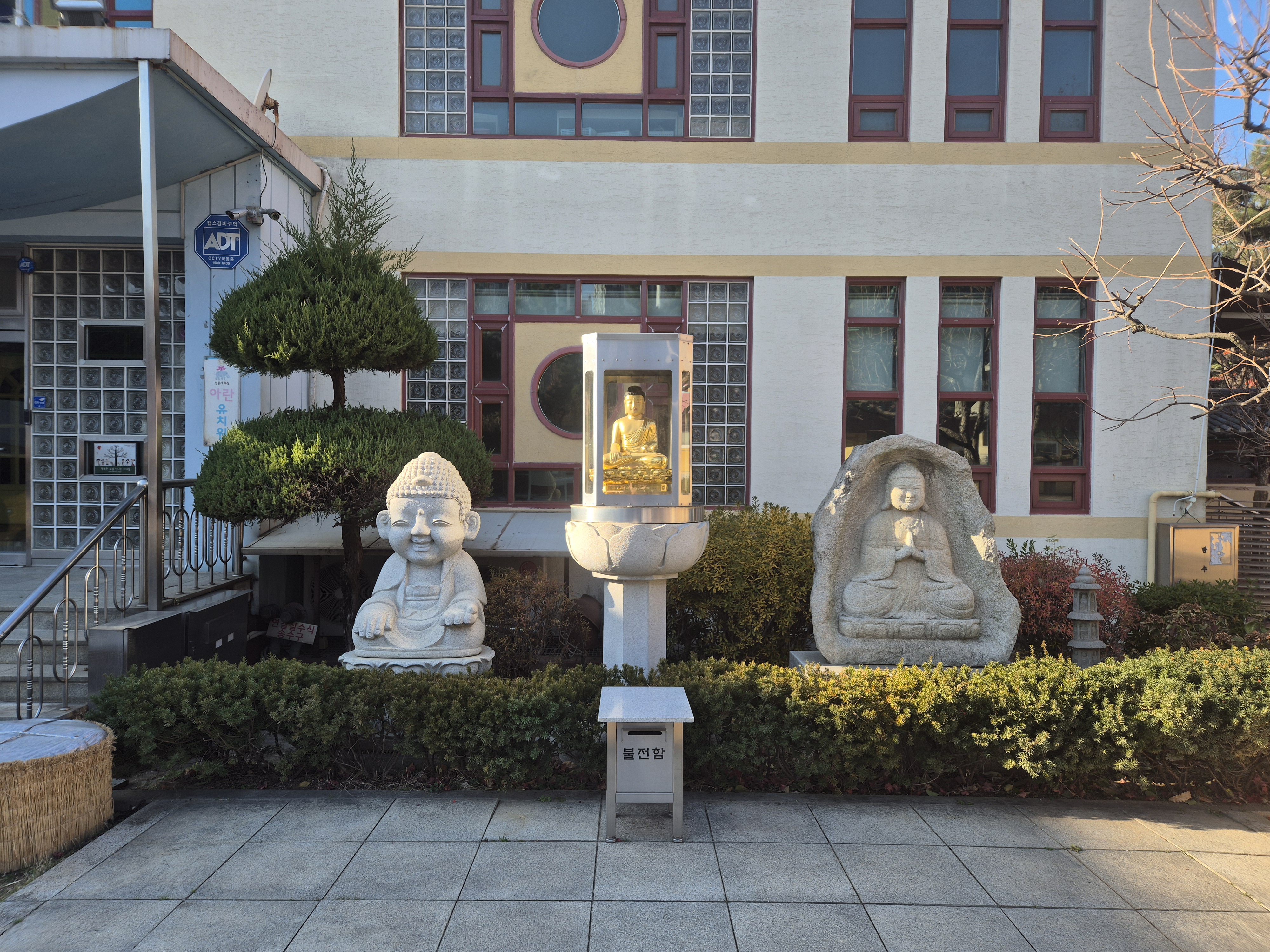 동자불, 석가모니불, 마애석불