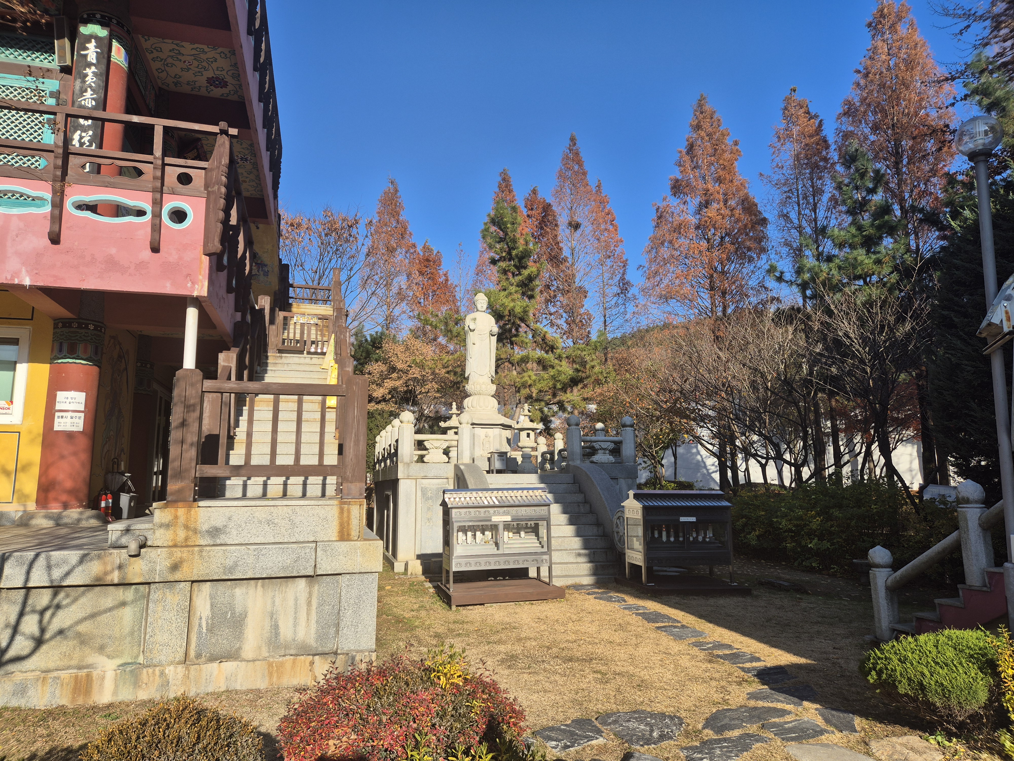 건강과 행복을 기원하는 약사여래불 촛불공양